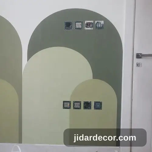 تصميم جداري بأقواس هندسية بدرجات الأخضر الزيتوني في الرياض