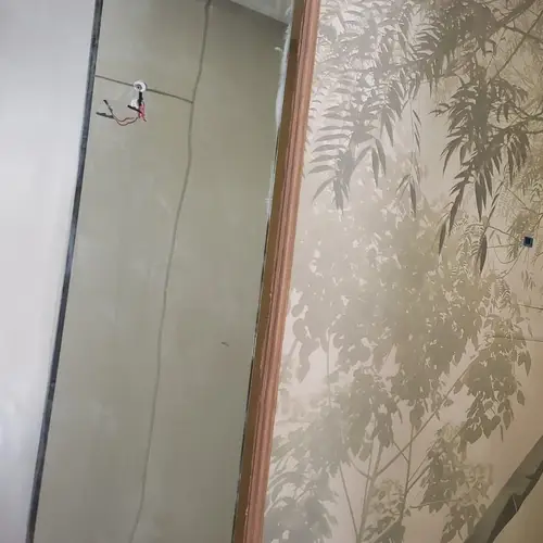 تركيب ورق جدران بمنظر أشجار استوائية لممر المنزل في الرياض